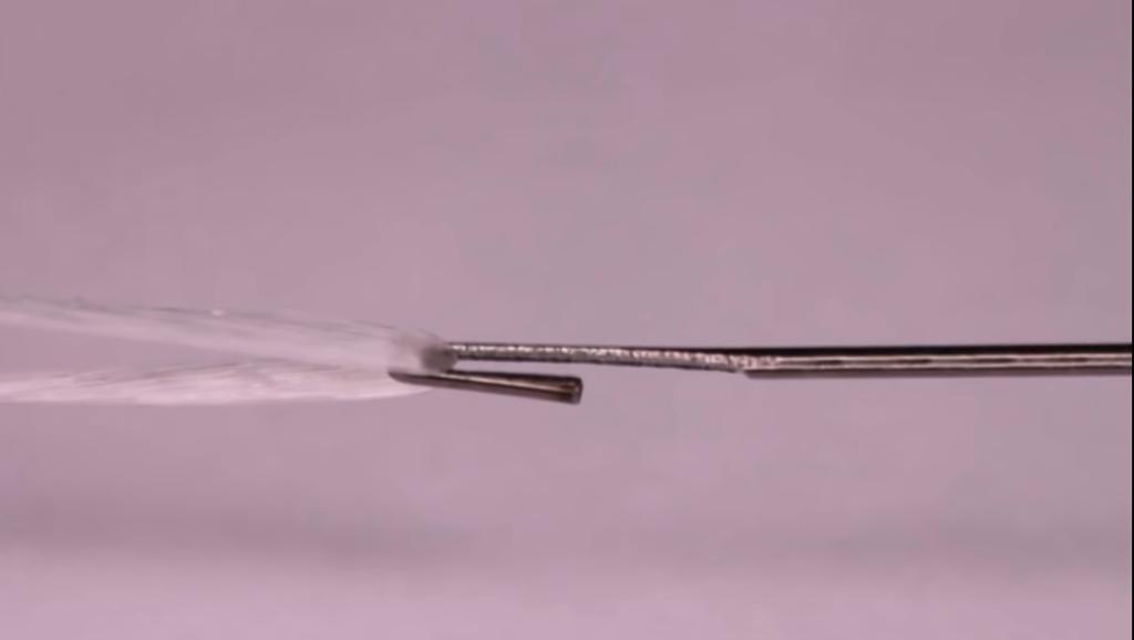 uncinetto agganciato a filo elastico